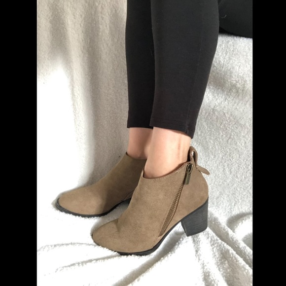 Shoes - B A M B O O >>  🌹HOST PICK 🌹 Zip up Booties